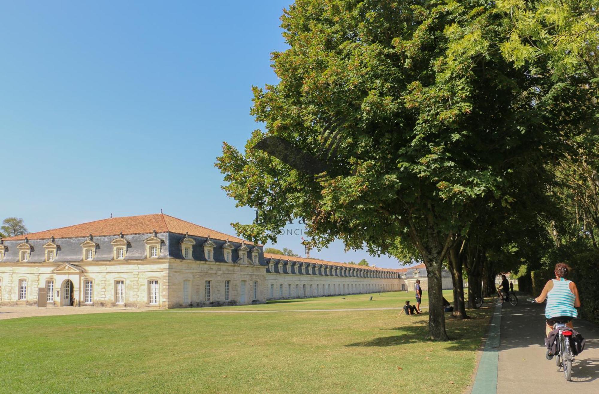 L'Authentique - Situe En Face Des Thermes Et Tout Proche Du Coeur De Ville Rochefort  Exterior foto